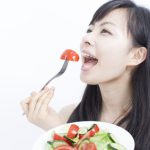 サラダを食べる女の子