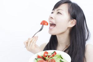 サラダを食べる女の子